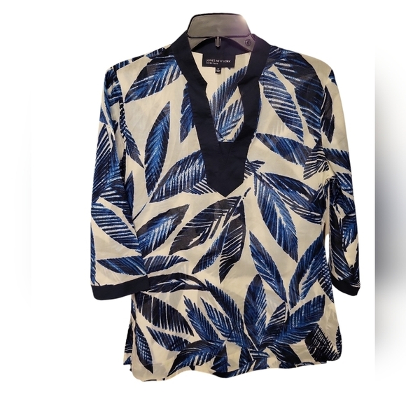 Jones New York Signature Blue and White Med vneck top - Picture 3 of 12